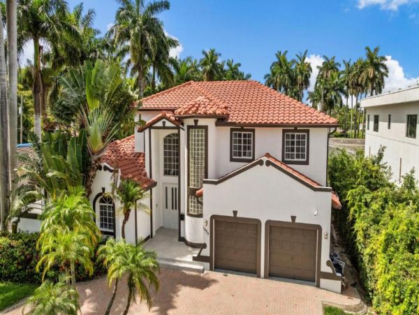 Luxury 4 Bedroom Hollywood Florida Vacation Rental with Private Heated Pool