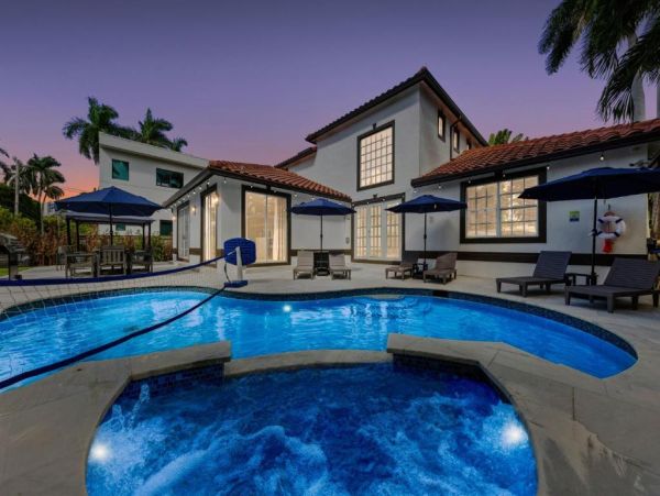 Luxury 4 Bedroom Hollywood Florida Vacation Rental with Private Heated Pool