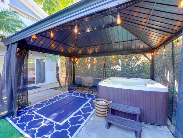Luxury La Jolla Vacation Home - Walk to Beach & Town, Private Jacuzzi