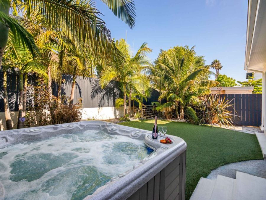 Luxury La Jolla Vacation Home - Walk to Beach, Hot Tub & Kids Room