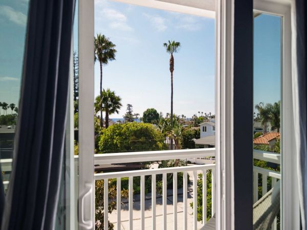 Luxury La Jolla Vacation Home - Walk to Beach, Hot Tub & Kids Room
