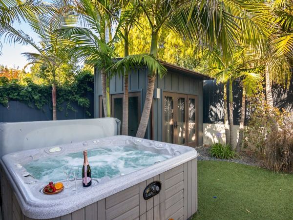 Luxury La Jolla Vacation Home - Walk to Beach, Hot Tub & Kids Room