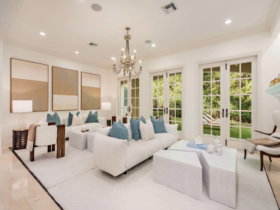 Luxury Vacation Residence in Palm Beach - Steps to Beach with Fire Place & Pool
