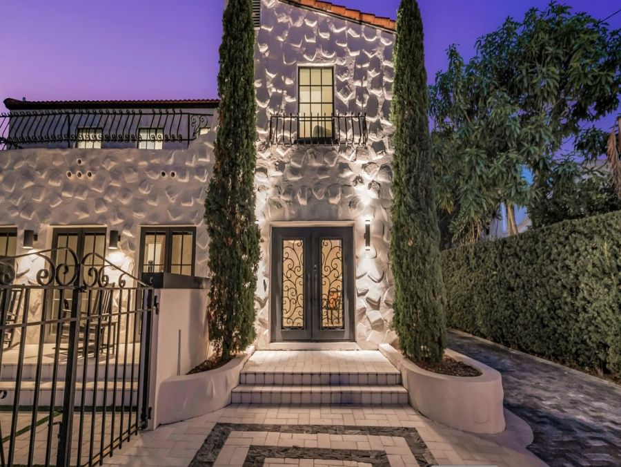 Luxurious 4-Bedroom Retreat Near Las Olas Blvd with Heated Pool