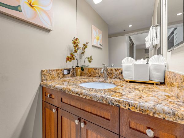 Luxury 7th-Floor Suite with Ocean Views in Kaanapali, Maui