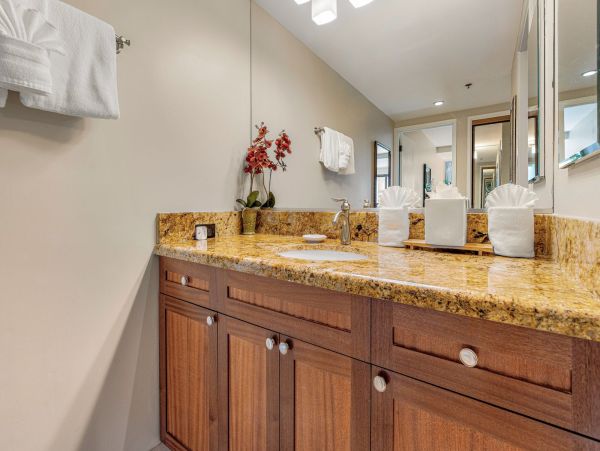 Luxury 7th-Floor Suite with Ocean Views in Kaanapali, Maui