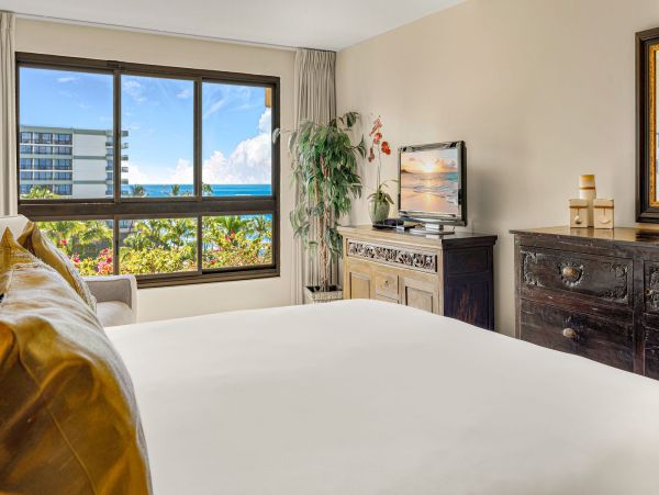Luxury 7th-Floor Suite with Ocean Views in Kaanapali, Maui