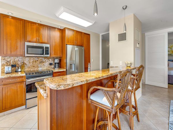 Luxury 7th-Floor Suite with Ocean Views in Kaanapali, Maui
