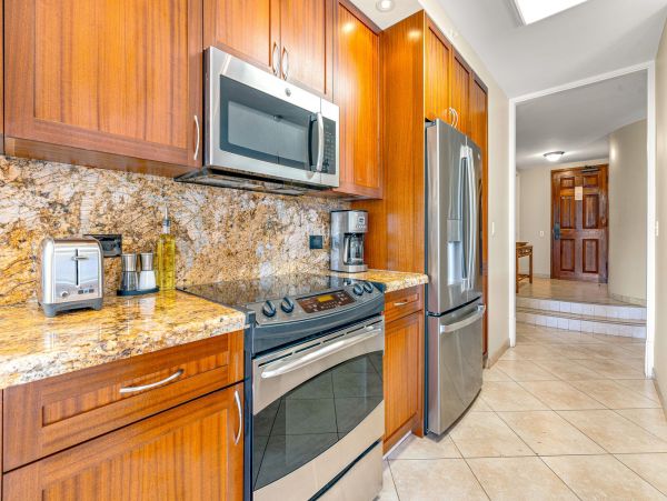 Luxury 7th-Floor Suite with Ocean Views in Kaanapali, Maui