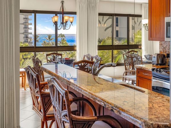 Luxury 7th-Floor Suite with Ocean Views in Kaanapali, Maui