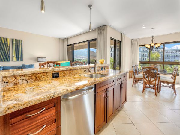 Luxury 7th-Floor Suite with Ocean Views in Kaanapali, Maui