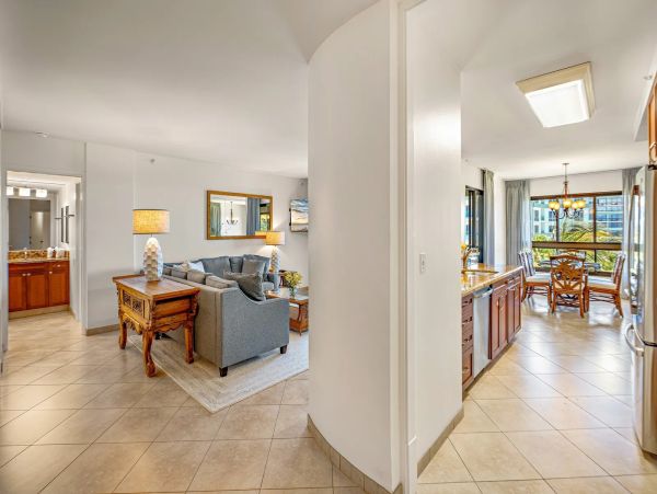Luxury 7th-Floor Suite with Ocean Views in Kaanapali, Maui