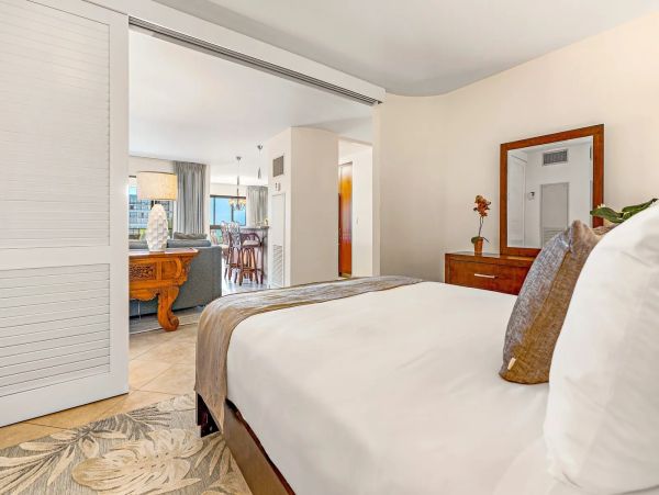Luxury 7th-Floor Suite with Ocean Views in Kaanapali, Maui