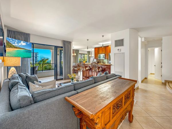 Luxury 7th-Floor Suite with Ocean Views in Kaanapali, Maui