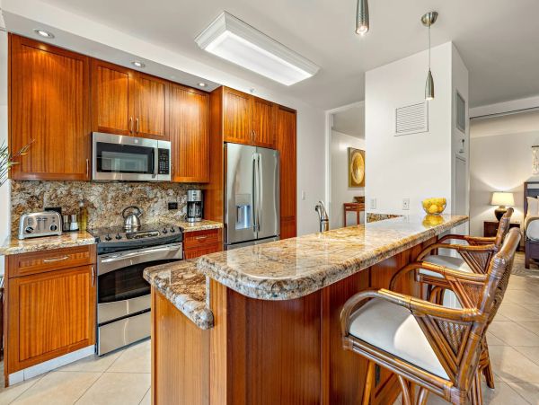 Luxury 7th-Floor Suite with Ocean Views in Kaanapali, Maui