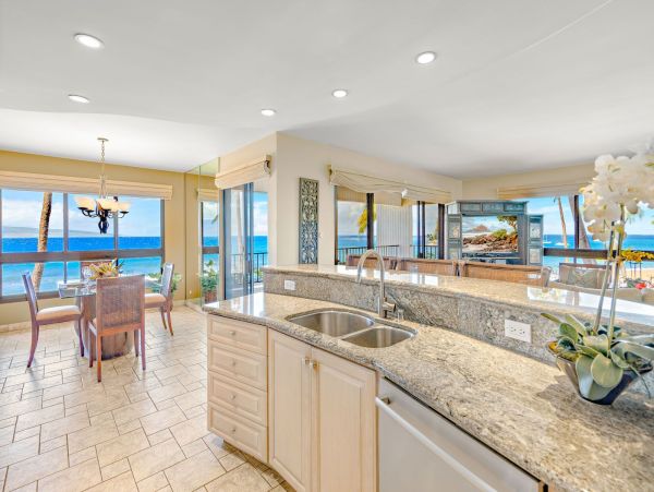 Luxurious Oceanfront 2-Bedroom Residence in Kaanapali - Great Resort Amenities