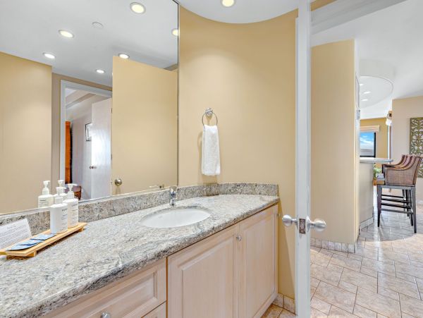 Luxurious Oceanfront 2-Bedroom Residence in Kaanapali - Great Resort Amenities