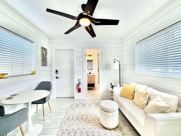 Luxurious 6_Bedroom Home in Holmes Beach - Steps from the Gulf