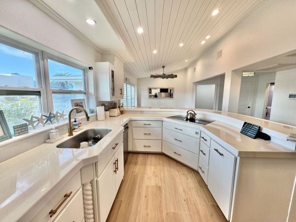 Luxurious 6_Bedroom Home in Holmes Beach - Steps from the Gulf