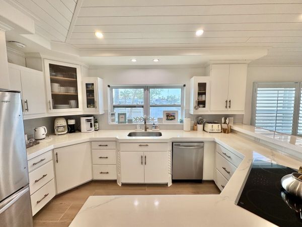 Luxurious 6_Bedroom Home in Holmes Beach - Steps from the Gulf