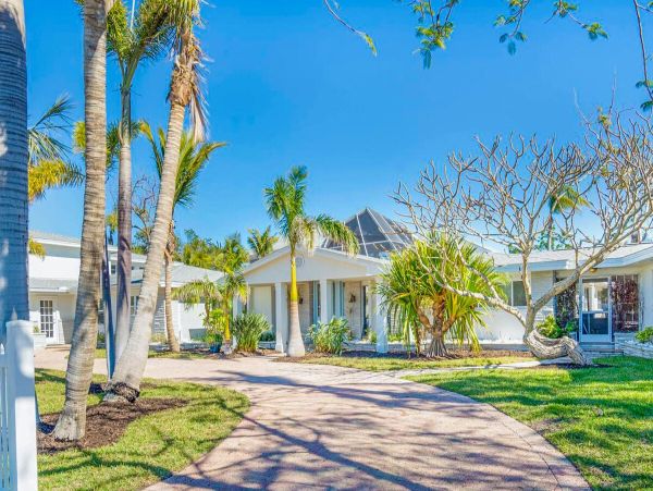Luxurious 6_Bedroom Home in Holmes Beach - Steps from the Gulf