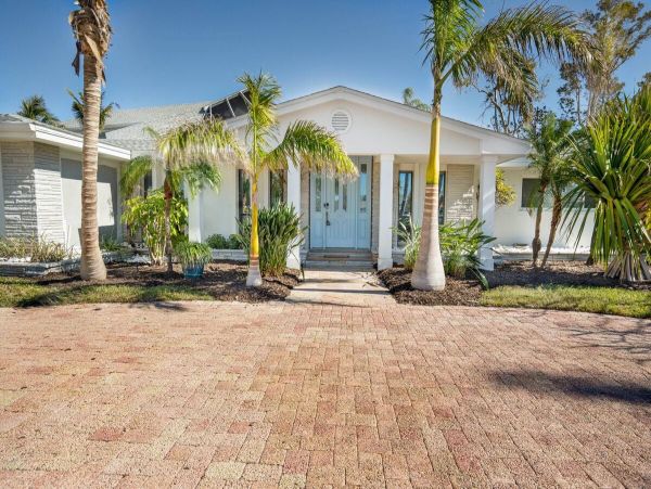 Luxurious 6_Bedroom Home in Holmes Beach - Steps from the Gulf