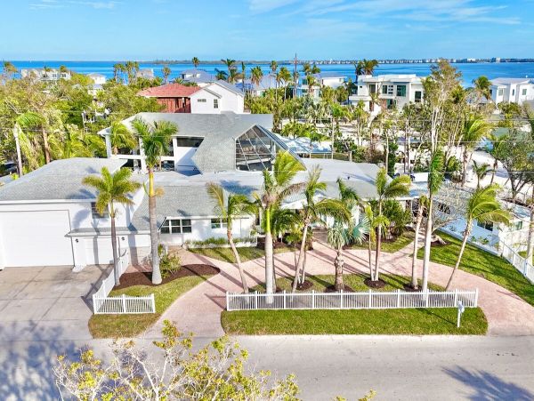 Luxurious 6_Bedroom Home in Holmes Beach - Steps from the Gulf