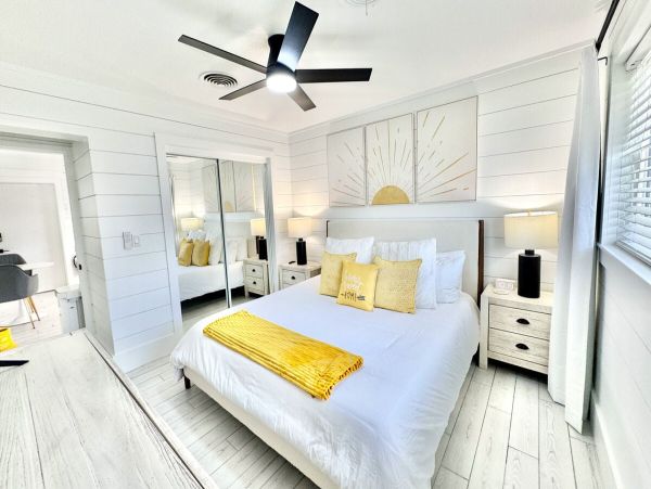 Luxurious 6_Bedroom Home in Holmes Beach - Steps from the Gulf