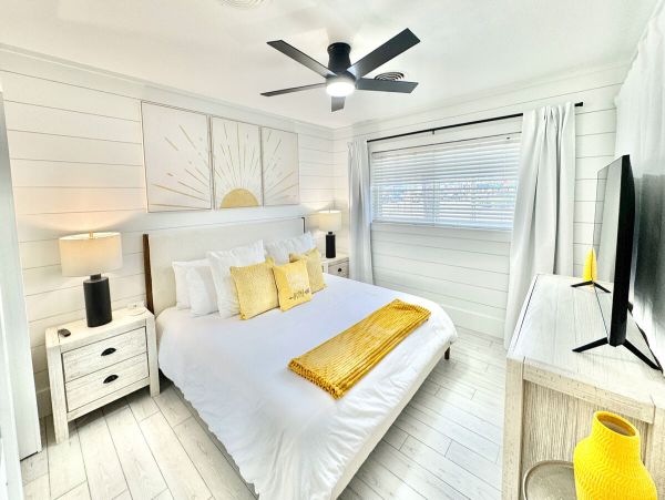 Luxurious 6_Bedroom Home in Holmes Beach - Steps from the Gulf