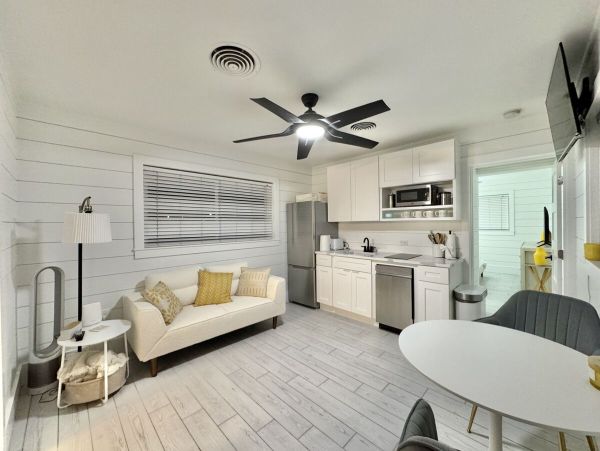 Luxurious 6_Bedroom Home in Holmes Beach - Steps from the Gulf