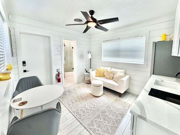 Luxurious 6_Bedroom Home in Holmes Beach - Steps from the Gulf