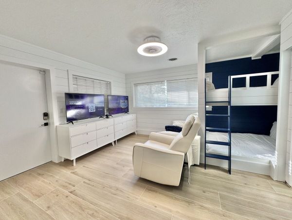 Luxurious 6_Bedroom Home in Holmes Beach - Steps from the Gulf