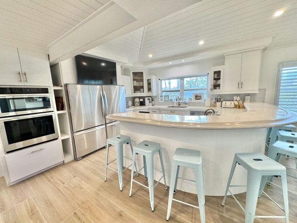 Luxurious 6_Bedroom Home in Holmes Beach - Steps from the Gulf