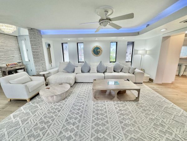 Luxurious 6_Bedroom Home in Holmes Beach - Steps from the Gulf