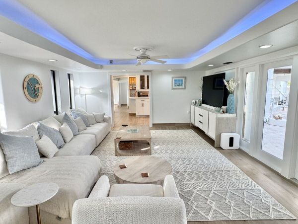 Luxurious 6_Bedroom Home in Holmes Beach - Steps from the Gulf