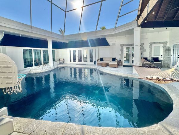 Luxurious 6_Bedroom Home in Holmes Beach - Steps from the Gulf