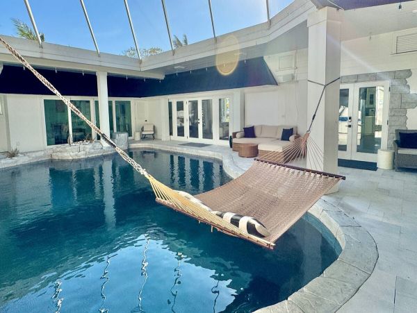Luxurious 6_Bedroom Home in Holmes Beach - Steps from the Gulf