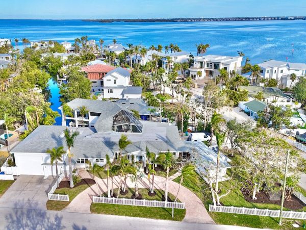 Luxurious 6_Bedroom Home in Holmes Beach - Steps from the Gulf
