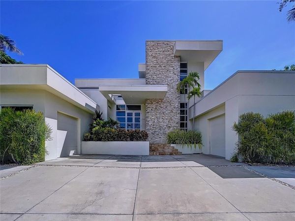 Luxury Home in Sarasota - Five Bedroom Elegance Awaits