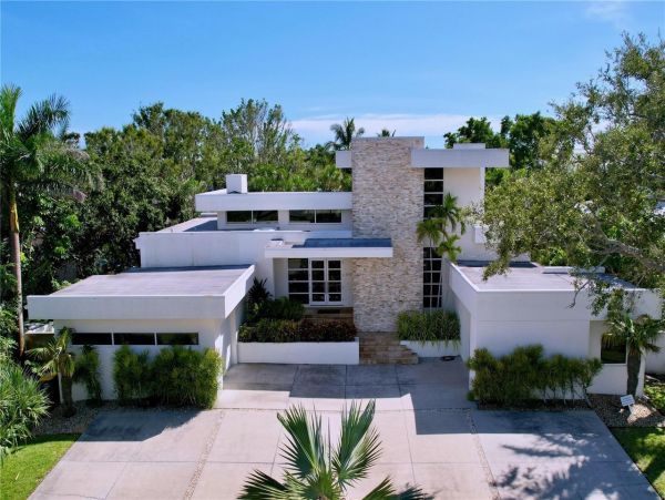 Luxury Home in Sarasota - Five Bedroom Elegance Awaits
