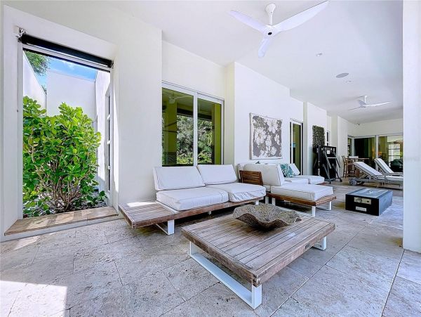 Luxury Home in Sarasota - Five Bedroom Elegance Awaits