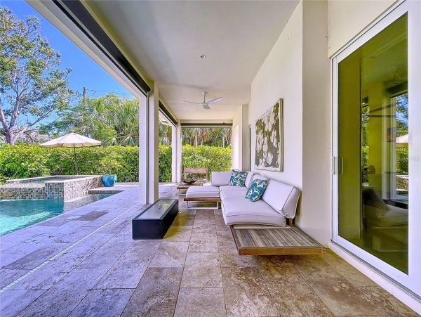 Luxury Home in Sarasota - Five Bedroom Elegance Awaits