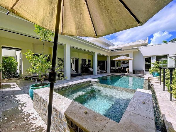 Luxury Home in Sarasota - Five Bedroom Elegance Awaits