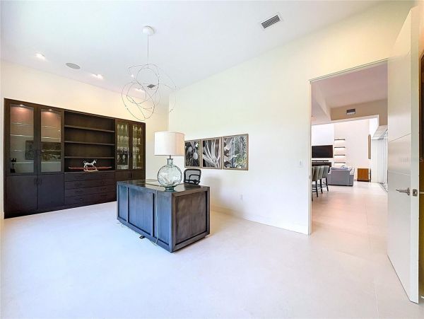 Luxury Home in Sarasota - Five Bedroom Elegance Awaits