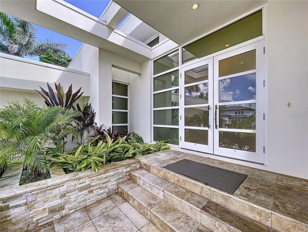 Luxury Home in Sarasota - Five Bedroom Elegance Awaits