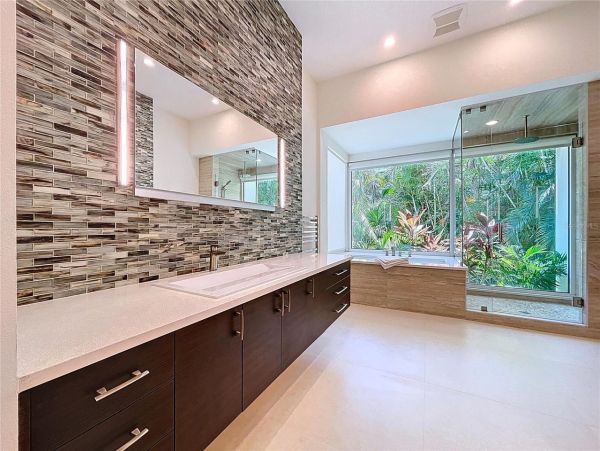 Luxury Home in Sarasota - Five Bedroom Elegance Awaits