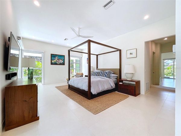 Luxury Home in Sarasota - Five Bedroom Elegance Awaits