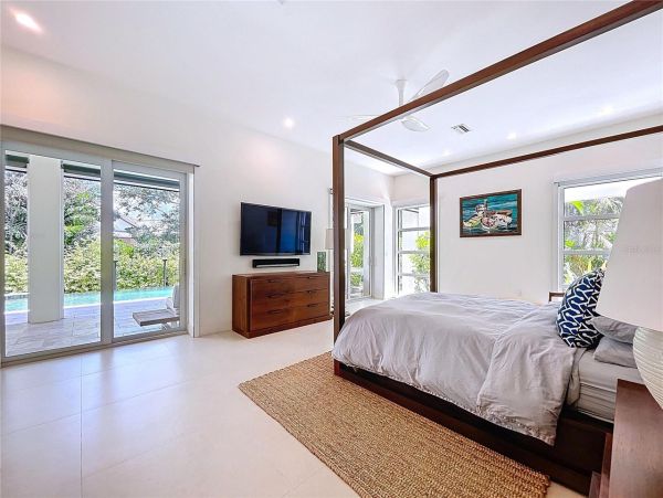 Luxury Home in Sarasota - Five Bedroom Elegance Awaits