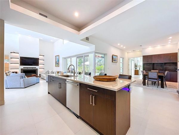 Luxury Home in Sarasota - Five Bedroom Elegance Awaits