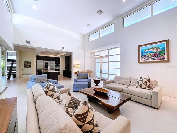 Luxury Home in Sarasota - Five Bedroom Elegance Awaits